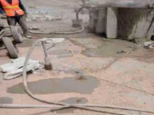 环县水泥混凝土路面板底注浆技术 路面脱空注浆整治方案