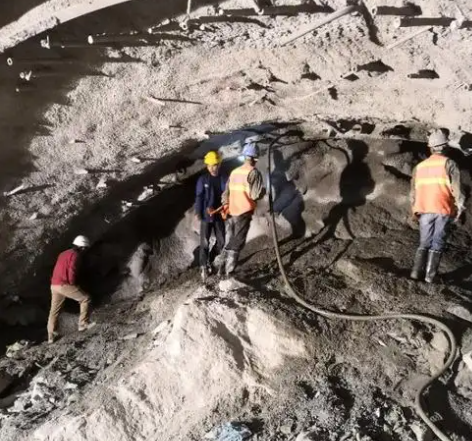 环县隧道拱顶带模注浆料，微膨胀注浆料的特点及施工工艺